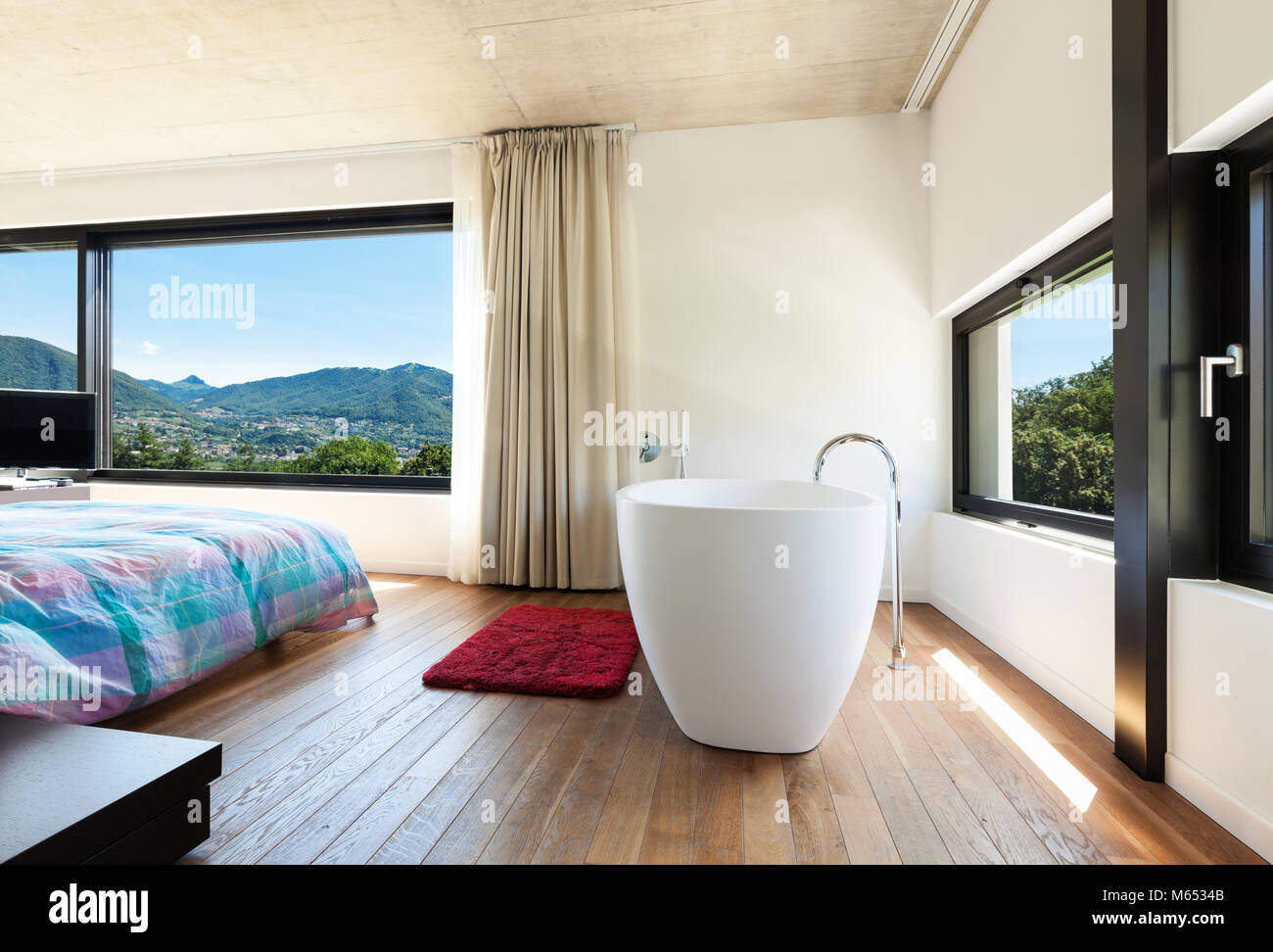 Villa moderne, de l'intérieur, d'une chambre avec baignoire Photo Stock -  Alamy