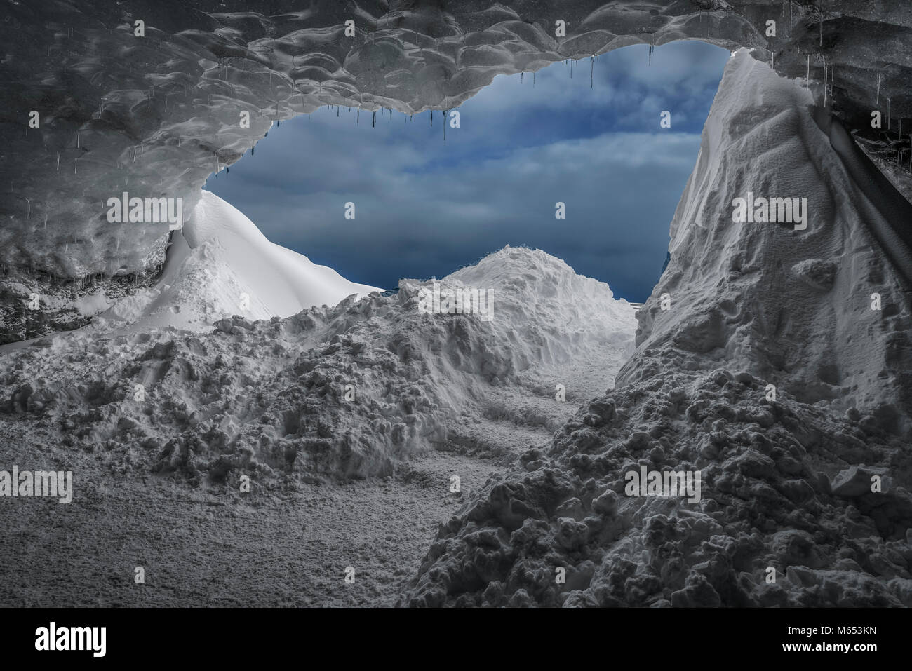 Les touristes dans la grotte de cristal, Glacier Breidamerkurjokull, Islande. La glace bleue émeraude et le frêne fait partie d'Breidamerkurjokull. Banque D'Images