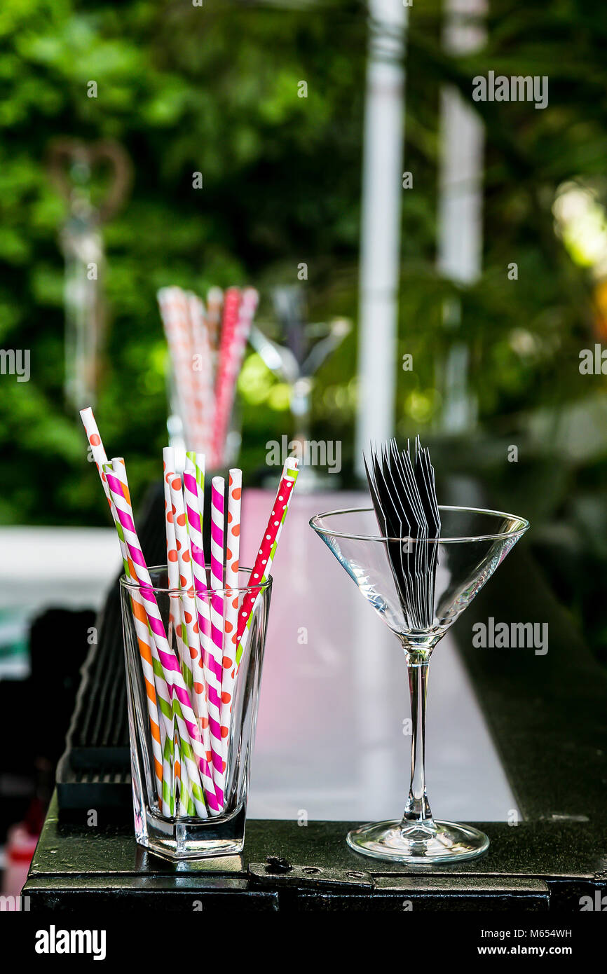 Rose et violet pailles dans un verre dans un bar à cocktails Banque D'Images