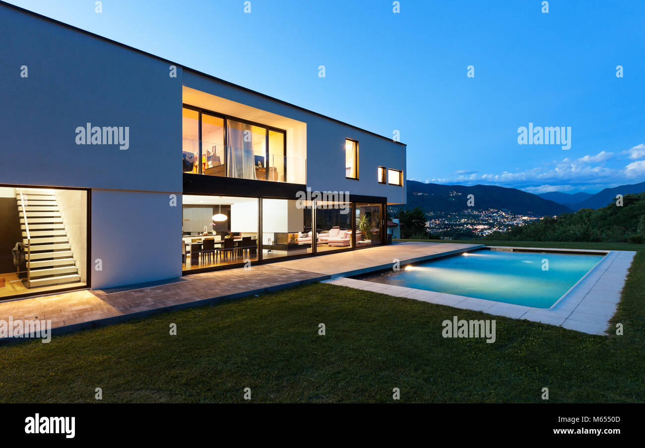 Villa moderne avec piscine, scène de nuit Banque D'Images