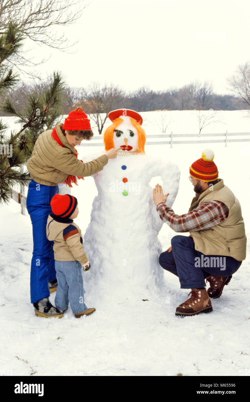 1980 CONSTRUCTION DE LA FAMILLE BONHOMME Mère Père Bébé garçon - 080884 TAY001 HARS OLD TIME 1 OLD FASHION STYLE JUVÉNILE D'ÉQUIPE PORTRAIT FILS BONHOMME DE VIE RURALE VIE FEMMES SANTÉ ACCUEIL ESPACE COPIE mi-longueur de l'AMITIÉ FAMILLES Chers Pères NOSTALGIE TOGETHERNESS HIVER 1-2 ans 25-30 ans 3-4 ans 30-35 ans ACTIVITÉ OBJECTIFS BONHEUR MAMANS PAPAS PRIDE COOPÉRATION CROISSANCE CRÉATIVITÉ PETIT GROUPE DE PERSONNES juvéniles mâles adultes mi-MID-ADULT MAN MID-ADULT WOMAN PORTRAIT DE L'ORIGINE ETHNIQUE DES PERSONNES À L'ANCIENNE FEMME DE NEIGE SNOW-WOMAN Banque D'Images