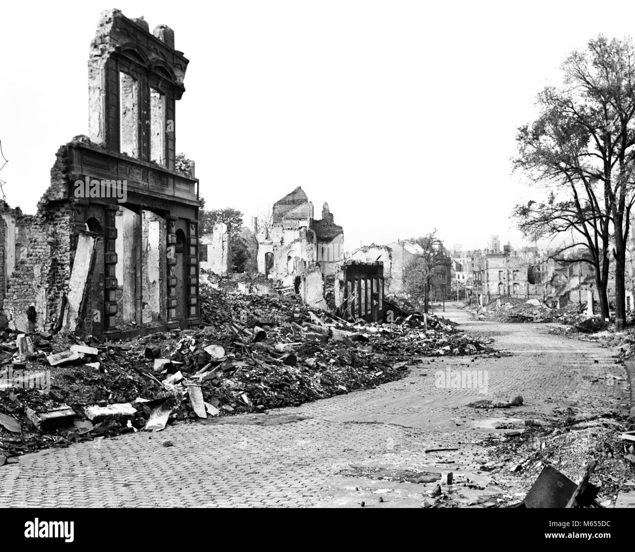 1940 ruines d'AACHEN ALLEMAGNE détruites par les bombes alliées et de Waffen-SS, EN RAISON DE LA DÉFENSE NAZIE FANATIQUE - UN3767 HAR001 H.A.R.S. B&W NOIR ET BLANC ont bombardé les débris à l'ANCIENNE DÉTRUITE DÉSERT DÉSERTÉ SUITE DÉCOMBRES INHABITABLES WAFFEN INHABITÉES Banque D'Images