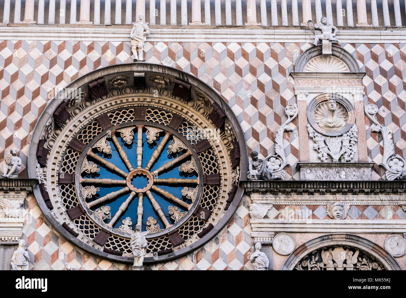 Rose avec des décorations en marbre polychrome et tarsia sur chapelle Colleoni Chapelle ou église Colleoni à Bergame, Italie Banque D'Images