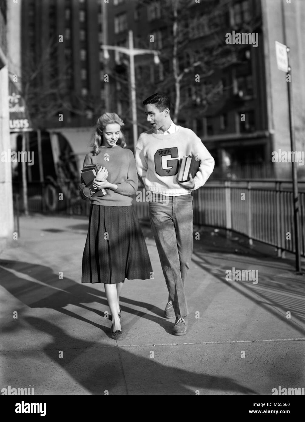 Années 1940 Années 1950 TEEN BOY WEARING LETTRE VARSITY SWEATER WALKING GIRL ACCUEIL APRÈS L'ÉCOLE PORTANT DES LIVRES - BX018368 CAM001 STYLE JUVÉNILE HARS AMI COMMUNICATION DEUX PERSONNES JEUNES ADULTES FEMELLES VIE CAUCASIENNE COPIE ESPACE SANTÉ pleine longueur petit ami amitié adolescente ADOLESCENT DES COUPLES SHADOWS NOSTALGIE APRÈS L'unité de 16 à 17 ans recherchant AMIE RÊVES BONHEUR UNIVERSITÉS EXCITATION VERTICALE 18-19 ANS HIGH SCHOOL VARSITY CONNECTION ECOLES DE L'ENSEIGNEMENT SUPÉRIEUR Les collèges d'adolescents mâles juvéniles collégiale côte à côte LES JEUNES ADULTES JEUNES ADULTES HOMME FEMME B&W NOIR ET BLANC Banque D'Images