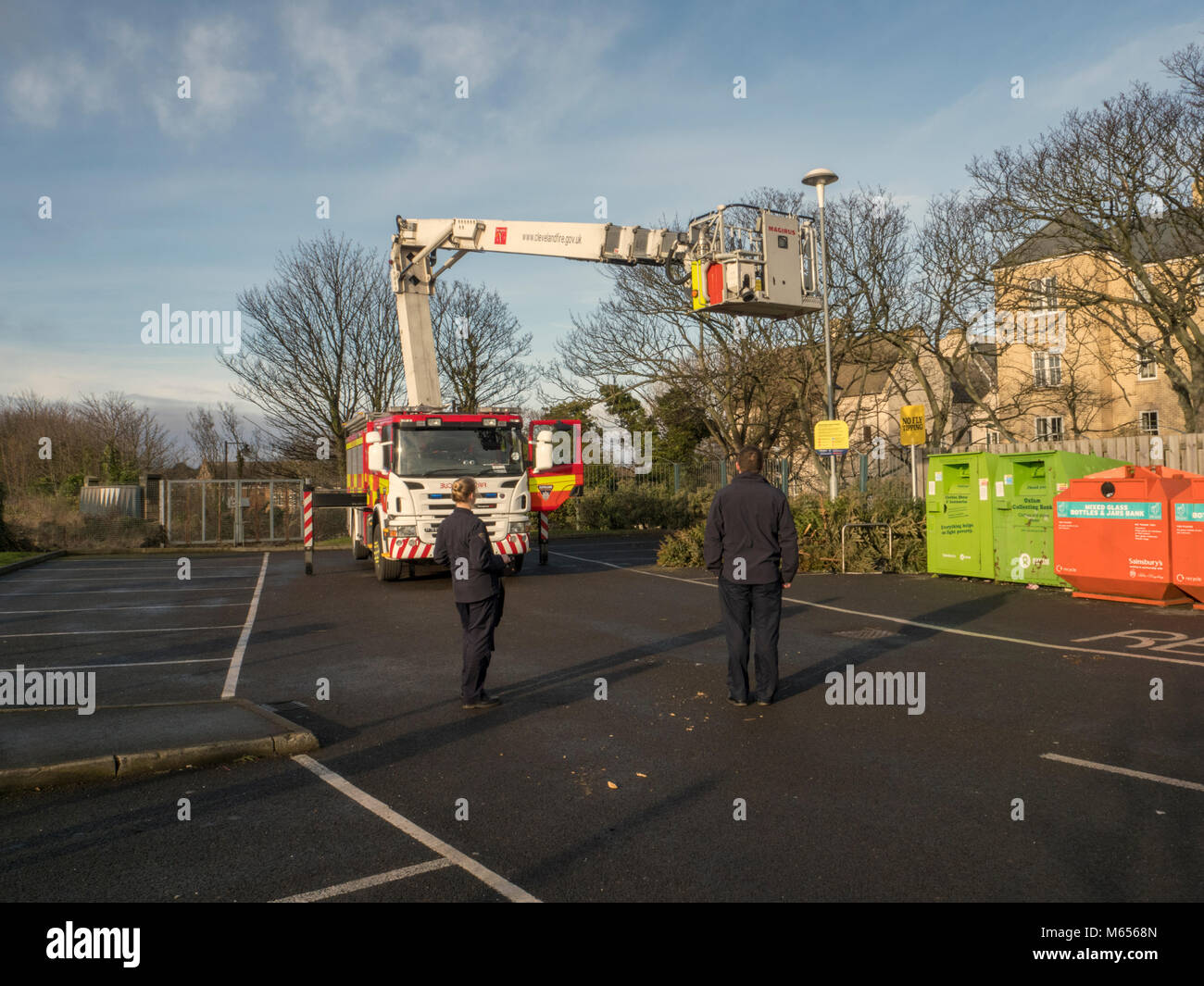 La formation à l'aide d'un appareil d'incendie Magirus extension plate forme appareil d'évaluation de bâtiments à plusieurs étages Banque D'Images