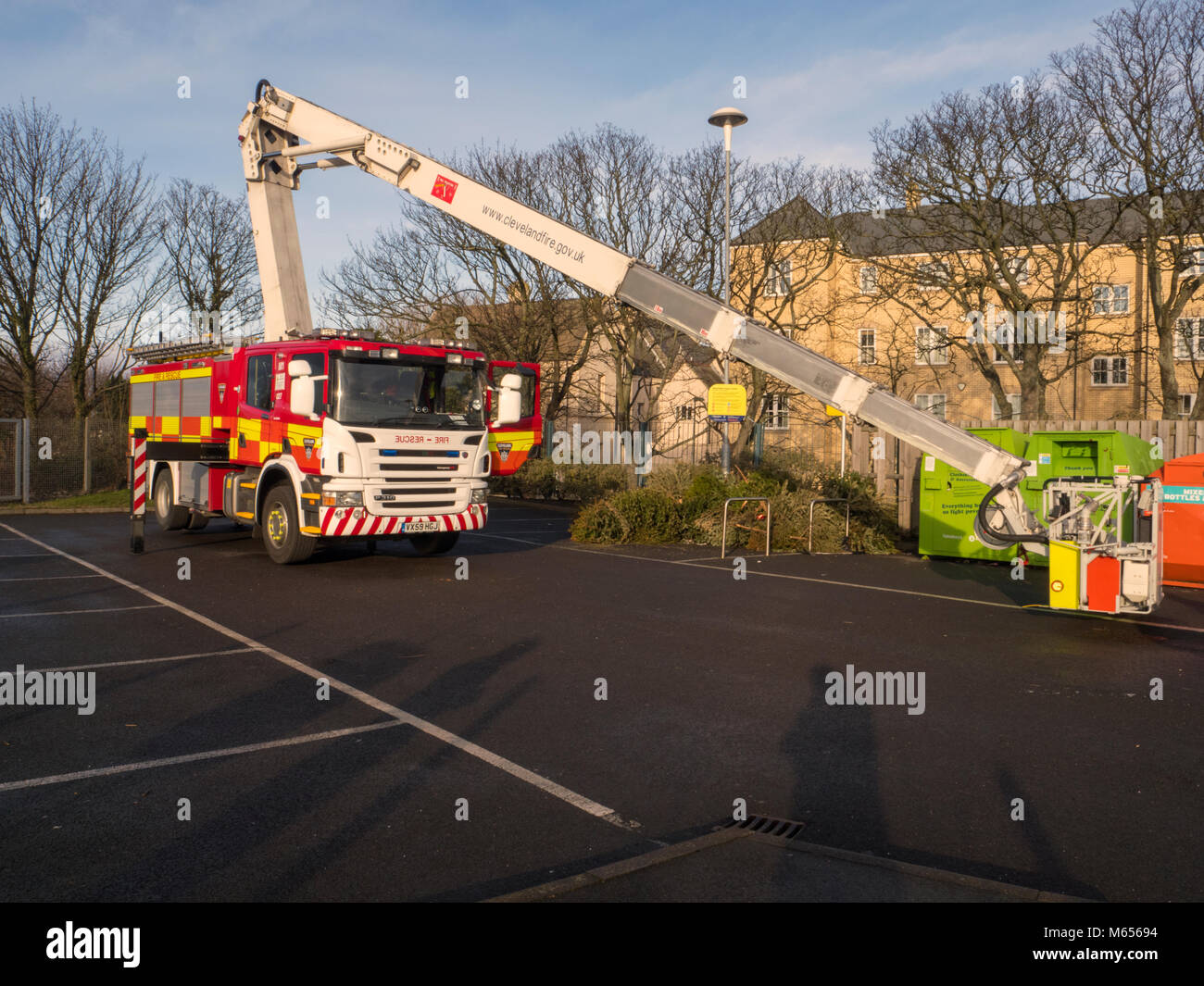 La formation à l'aide d'un appareil d'incendie Magirus extension plate forme appareil d'évaluation de bâtiments à plusieurs étages Banque D'Images