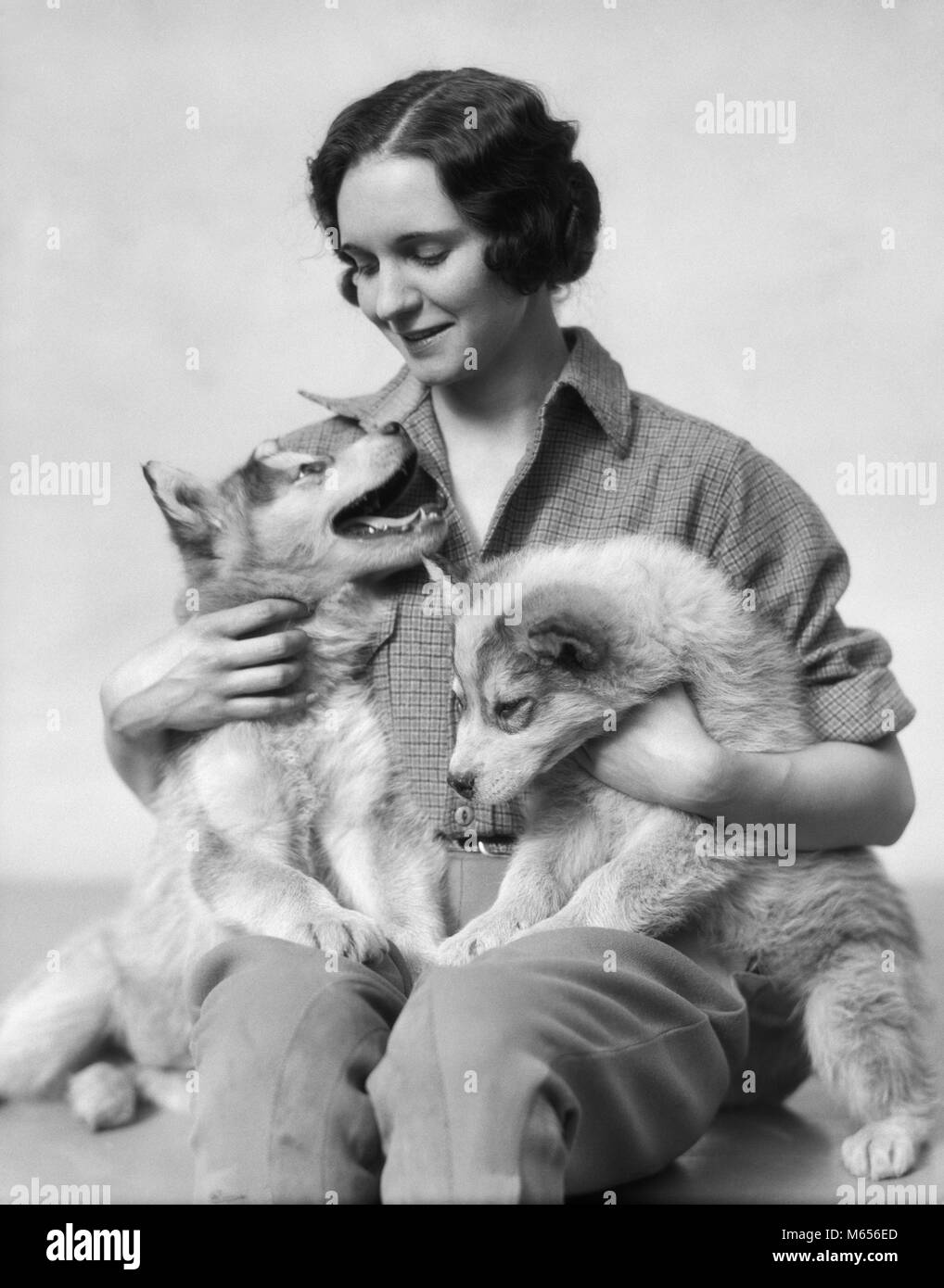 Années 1920 Années 1930 SMILING WOMAN HOLDING DEUX CHIOTS HUSKY sur ses genoux - d3257 HAR001 HARS NOSTALGIE TOUR ensemble 20 à 25 ans 25 à 30 ans de bonheur deux animaux mammifères CANINES CONNEXION CONCEPTUELLE joyeux sourire énergique CANINE MAMMIFÈRE HUSKY MID-ADULT WOMAN FEMME B&W NOIR ET BLANC PORTRAIT DE L'ORIGINE ETHNIQUE DES PERSONNES À L'ANCIENNE Banque D'Images
