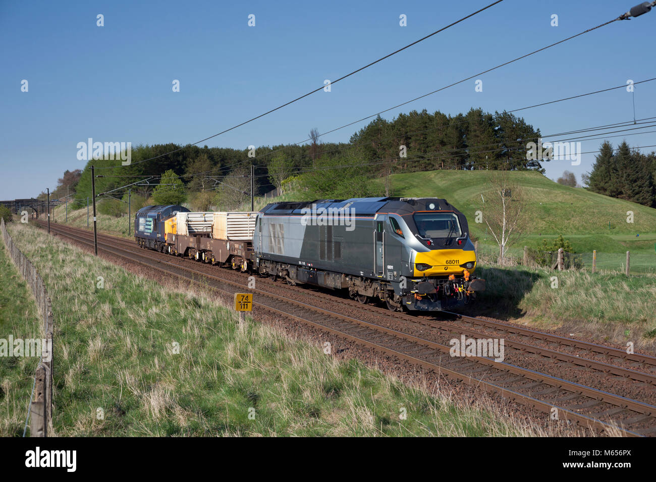 Services ferroviaires directs classe 68 locomotive 68011 à Carstairs avec un train de ballons nucléaires Banque D'Images