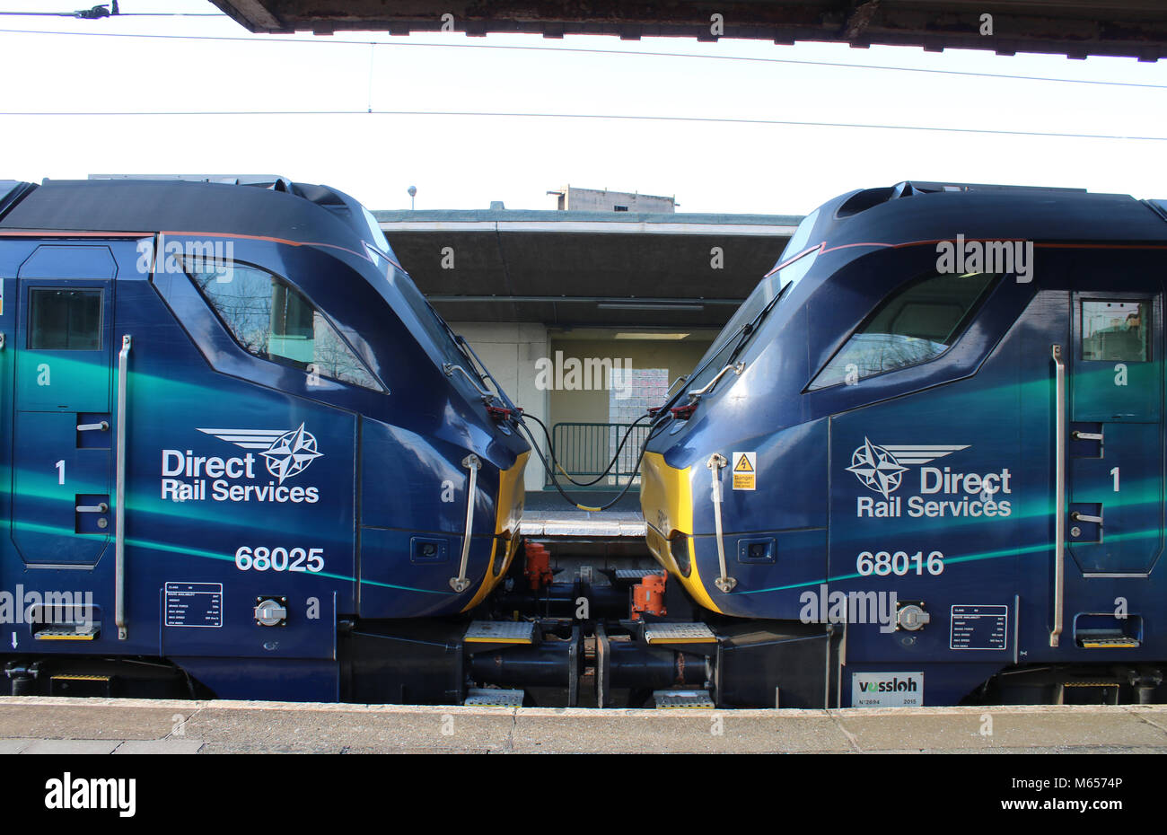 Class 68 locomotives diesels-électriques, les numéros 68025 et 68016 en DRS livery à 1 plate-forme à la gare de Ferrara. Banque D'Images