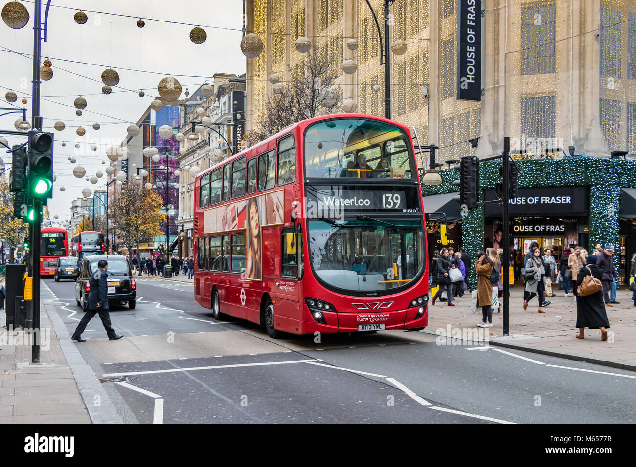 Un bus no 139 passe devant le grand magasin House of Fraser sur la rue Oxford de Londres à l'heure de Noël, à Londres, au Royaume-Uni Banque D'Images