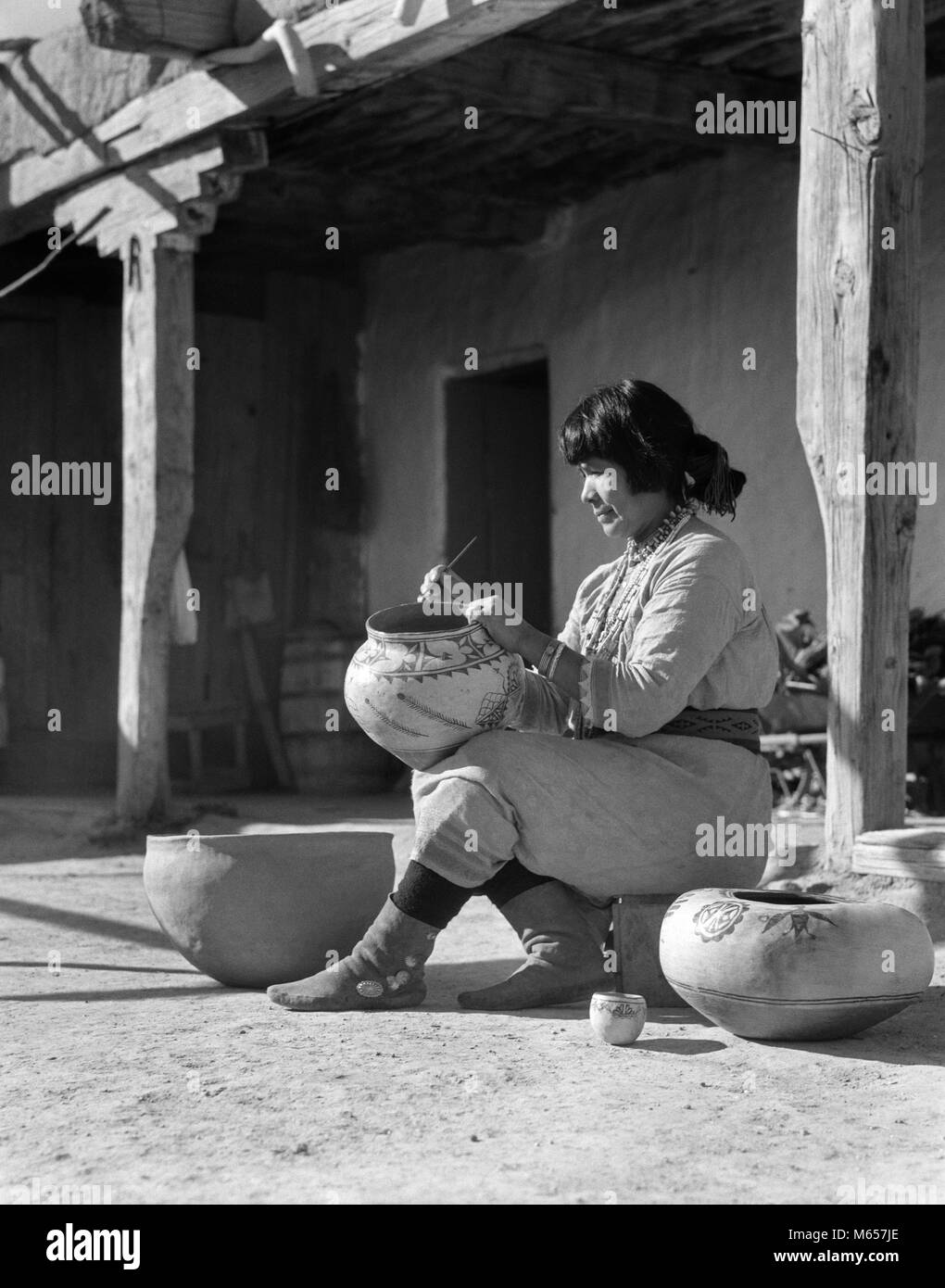 1930 Native American Indian WOMAN DECORATING POTTERY COCHITI PUEBLO NOUVEAU MEXIQUE USA - i1493 HAR001 HARS 25-30 ans 30-35 ans 35-40 ans succès nord-américain de l'autorité compétence Créativité IMAGINATION FORCE FIERTÉ NATIVE AMERICAN SOUTHWEST COCHITI PUEBLO MID-ADULT MID-ADULT WOMAN AMÉRICAINS AUTOCHTONES NOUVEAU MEXIQUE PRECISION YOUNG ADULT WOMAN B&W NOIR ET BLANC OUVRIER PROFESSIONS AUTOCHTONES PERSONNES POTTER LE SUD-OUEST DE L'ANCIENNE Banque D'Images