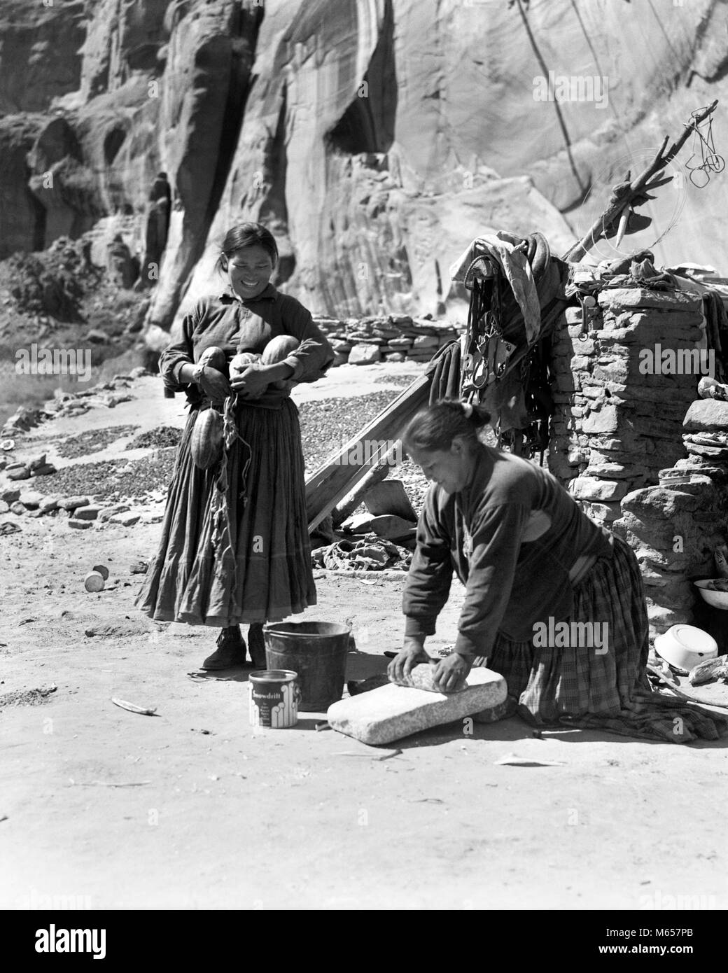 1930 Les deux femmes qui moudront indiens Navajo ET LA RÉCOLTE DE MAÏS SQUASH CANYON DEL MUERTO ARIZONA USA - i2038 HAR001 HARS MESDAMES FILLES INDIENS NAVAJO FRÈRES SOEURS NOSTALGIE AMÉRIQUE DU NORD DE 25 à 30 ans 30 à 35 ans Historique de récolte manuelle de l'AMÉRIQUE DU NORD D'ENFANT DE CONNAISSANCES DES MÈRES AUTOCHTONES AMÉRICAINS DE L'ARIZONA JUVÉNILES GRINDSTONE MID-ADULT WOMAN FEMME B&W NOIR ET BLANC CANYON DEL MUERTO BROYER LES PERSONNES À L'ANCIENNE MOUTURE MANUELLEMENT Banque D'Images
