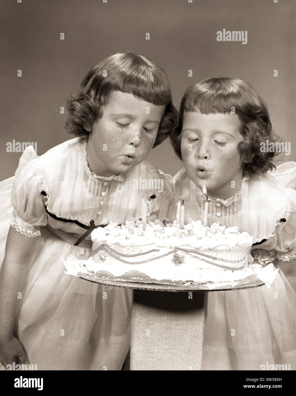 1950 Jumelles De Rousseur Blowing Out Candles Gateau Anniversaire J2296 Har001 A L Interieur De La Station De Recherche De Rousseur Freres Soeurs Qui Souhaitent Vivre Ensemble Nostalgie 3 4 Ans 5 6 Ans 1950 Jumelles De Rousseur Blowing Out Candles Gateau Anniversaire J2296 Har001 A L Interieur De La Station De Recherche De Rousseur Freres Soeurs Qui Souhaitent Vivre Ensemble Nostalgie 3 4 Ans 5 6 Ans
