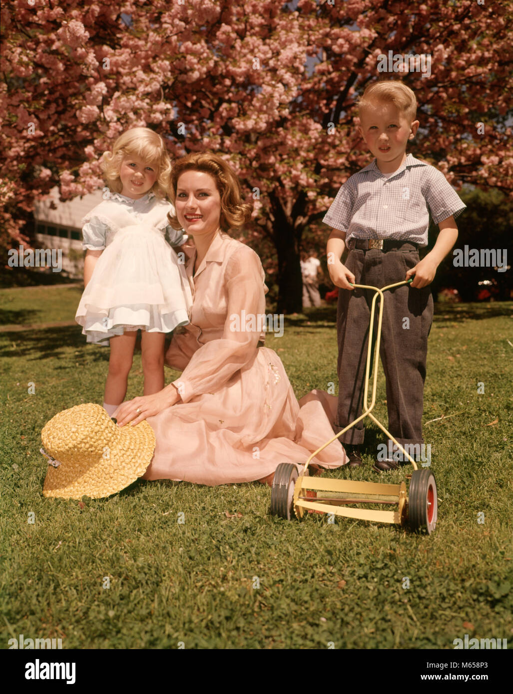 Années 1950 Années 1960 REDHEAD MÈRE AVEC ENFANTS Fille Garçon DEBOUT POSANT AVEC TONDEUSE JOUET LOOKING AT CAMERA - kb3110 HAR001 HARS RELATION COULEUR VIEUX MÈRES CHIFFRES TEMPS FRÈRE SOEUR OLD FASHION STYLE JUVÉNILE TONDEUSE CAUCASIENNE BLONDE FILS la joie d'être parent VIE LES FEMMES RURALES SALUBRITÉ GROWNUP FRÈRES VIE ACCUEIL ESPACE COPIE mi-longueur amitié MESDAMES FILLES ADULTE, PRENDRE SOIN DES FRÈRES ET SŒURS SŒURS FAMILLE NOSTALGIE UNITÉ CONTACT OCULAIRE 1-2 ans 20-25 ans 25-30 ans 3-4 ans 5-6 ans ENFANT MATERNELLE BONHEUR MAMANS PARENTHOOD BLOSSOM REDHEAD FIERTÉ DES PARENTS FRATRIE CROISSANCE POSING Banque D'Images