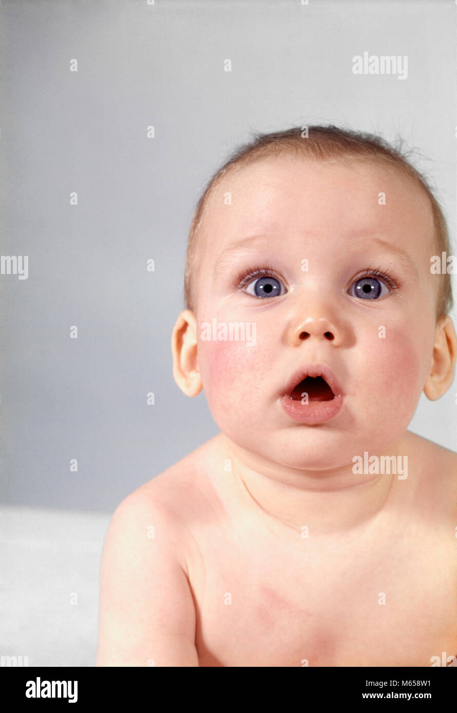 1970 Bebe Tete Portrait Choque Surpris Bouche Ouverte A L Expression A La Camera Kb3711 Har001 Decouverte Hars Excitation Stupefait L Incredulite Des Gens De Croissance Etonnant Bebes Delight Stare Bebe Garcon 6