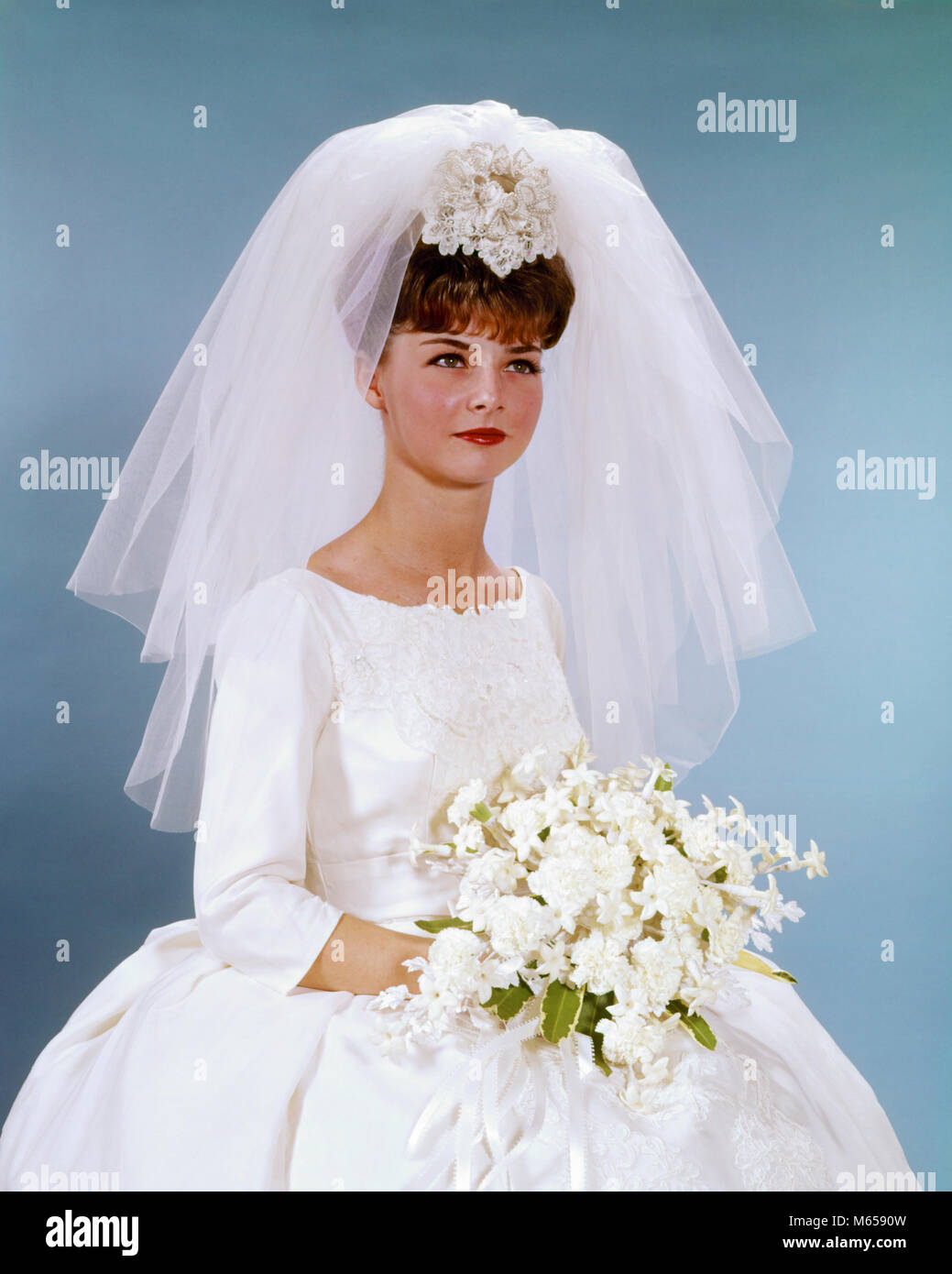 1960 Portrait De Femme Mariée Robe De Mariage Blanche Simple