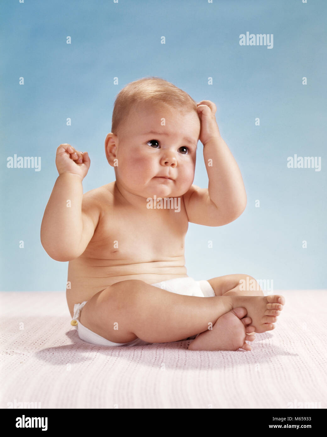 1960 La Main Sur La Tete De Bebe A Rayures Perplexe Kb6012 Har001 Hars Males De Race Blanche Se Demande Perplexe A L Ancienne Indication De L Origine Ethnique Photo Stock Alamy