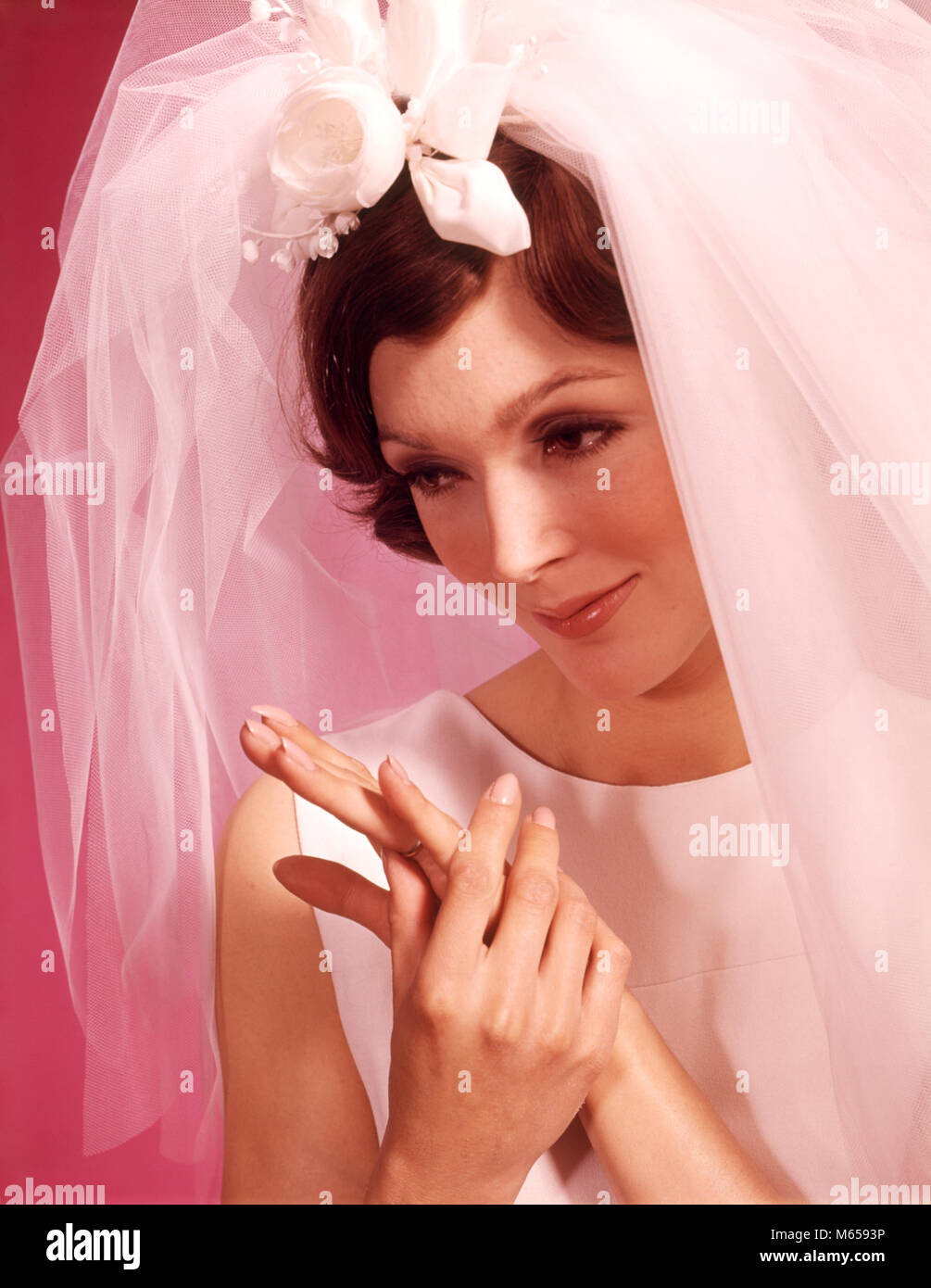 1960 PORTRAIT MARIÉE RÉFLÉCHIE ADMIRANT SES MAINS ET NOUVELLE ALLIANCE - kb6741 HAR001 HARS grown-up à l'intérieur de la cérémonie nuptiale nostalgie voile de 20 à 25 ans 25 à 30 ans Personnes BRUNETTE FEMMES RÊVES HISTOIRE DE LA TÊTE ET DES ÉPAULES ET MANUEL BRIDES CONNEXION FÉMININ RITE DE PASSAGE MER SENIOR SE MARIER MARIAGE MID-ADULT MID-ADULT WOMAN MARIAGE admirant l'ORIGINE ETHNIQUE DES PERSONNES DE RACE BLANCHE À L'ANCIENNE Banque D'Images