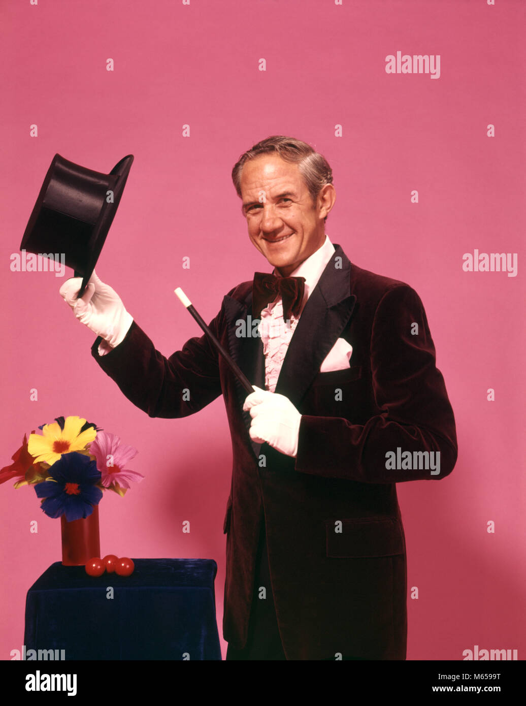 1970 MAN LOOKING AT CAMERA MAGICIEN TIPPING haut chapeau avec des gants blancs Noeud Papillon Magique MAGIQUE FLEURS - kc6296 HAR001 HARS, STUDIO SHOT GROWNUP UNE PERSONNE SEULEMENT COPIE Espace demi-longueur à l'intérieur caractère adulte de confiance ANIMATION PROFESSION NOSTALGIE middle-aged WOMAN EYE CONTACT 40-45 ans 45-50 ans LES GENS DES ARTS HISTOIRE DE L'OCCUPATION LE BONHEUR WAND INTERPRÈTE CARRIÈRES EXCITATION PERSONNAGES ACTEURS JOYEUX SOURIRES artiste artistes ARTISTES IMAGINATION MAGIQUE TÊTE-WARE Gants blancs mâles TOP HAT ETHNICITÉ CAUCASIEN LOOKING AT CAMERA PROFESSIONS DÉMODÉES SUR SCÈNE Banque D'Images