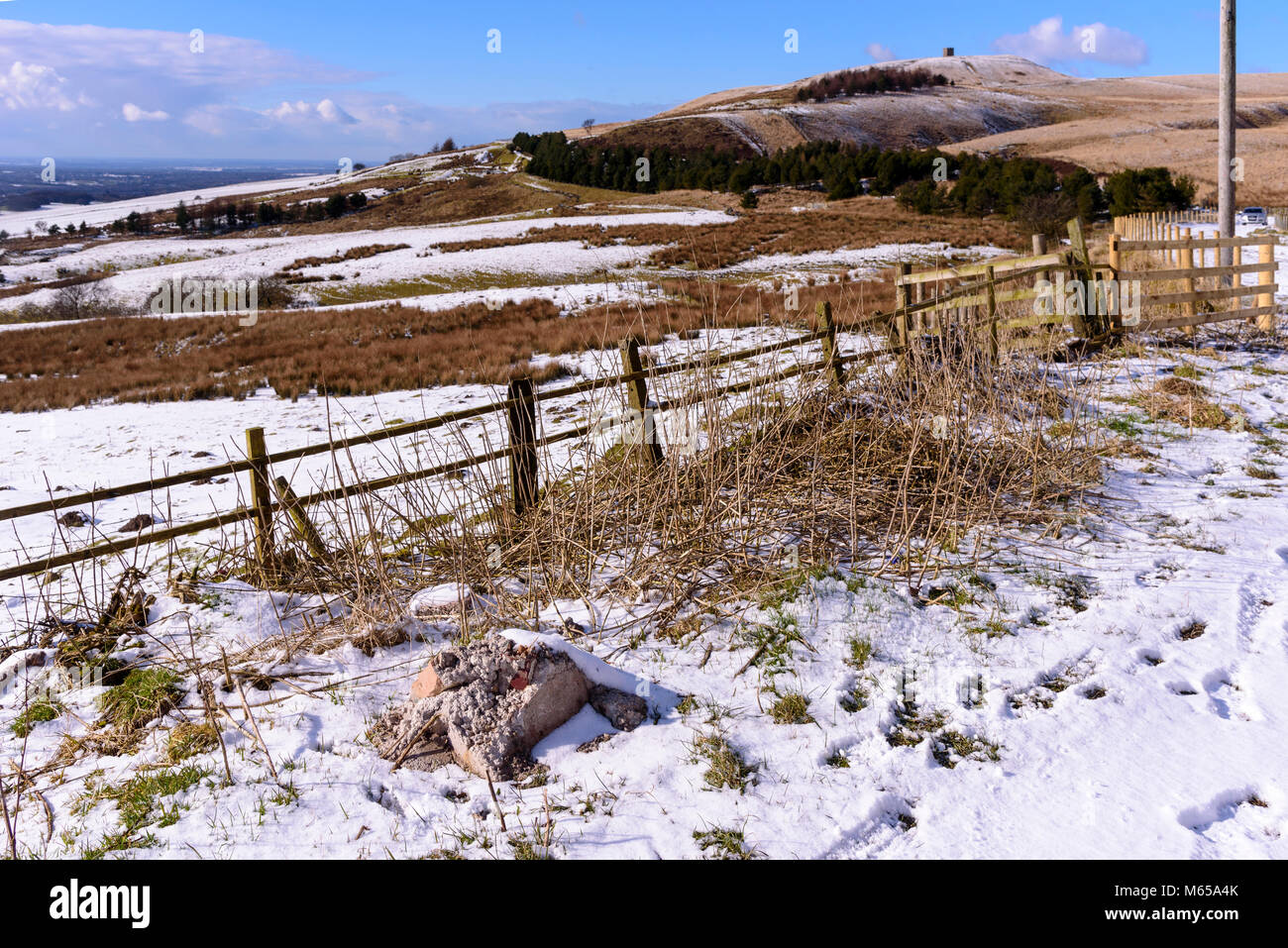 Rivington Pike près de Chorley Lancashire sur un jour d'hiver enneigé. Banque D'Images