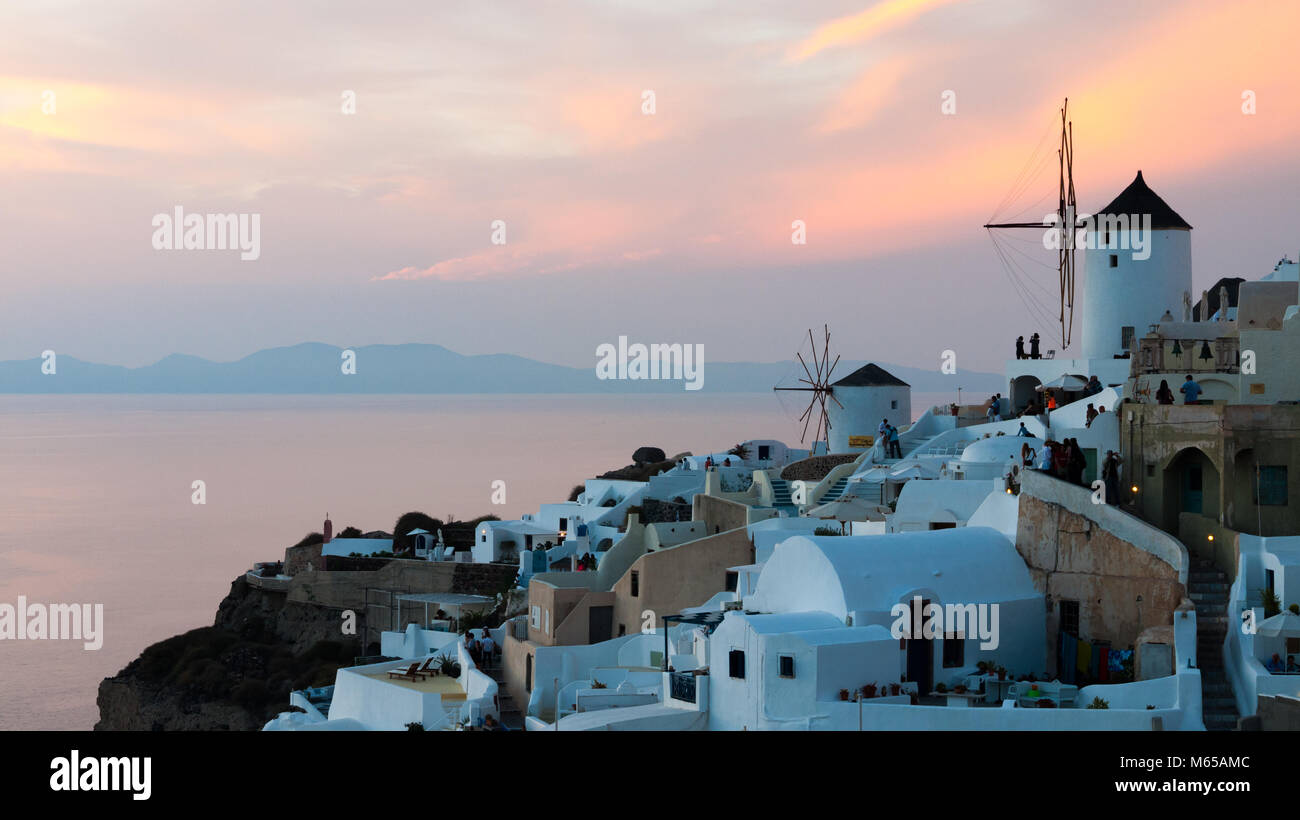 Coucher de soleil sur Oia, Santorin, les îles Grecques Banque D'Images