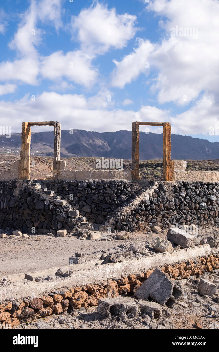 Cadre de porte dans le béton et des marches en pierre, vestiges d'un mur à Finca El Puertito, Adeje, Tenerife, Canaries, Espagne Banque D'Images