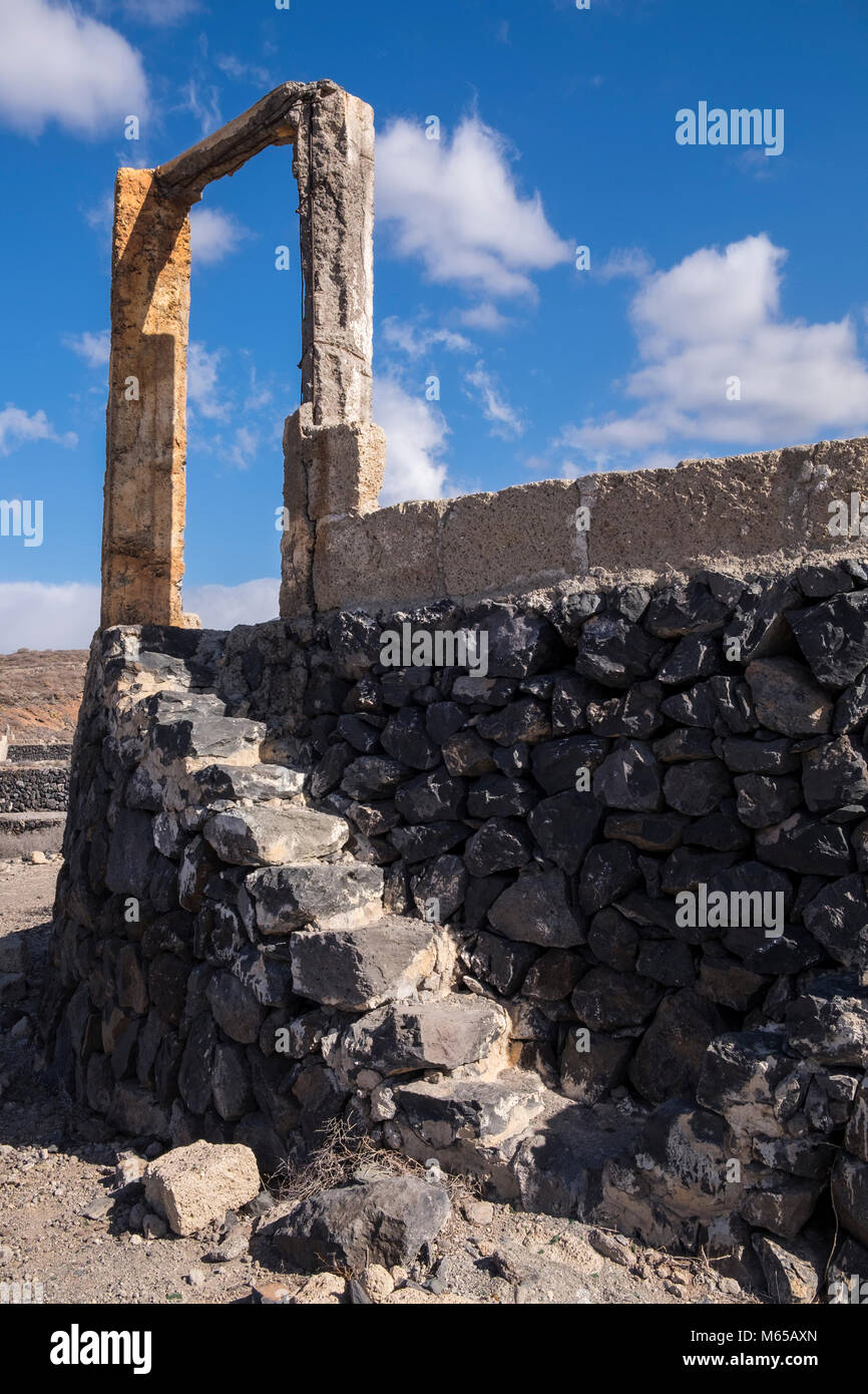 Cadre de porte dans le béton et des marches en pierre, vestiges d'un mur à Finca El Puertito, Adeje, Tenerife, Canaries, Espagne Banque D'Images