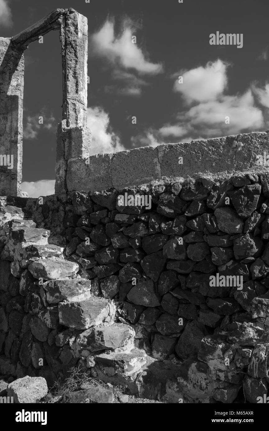 Cadre de porte dans le béton et des marches en pierre, vestiges d'un mur à Finca El Puertito, Adeje, Tenerife, Canaries, Espagne Banque D'Images