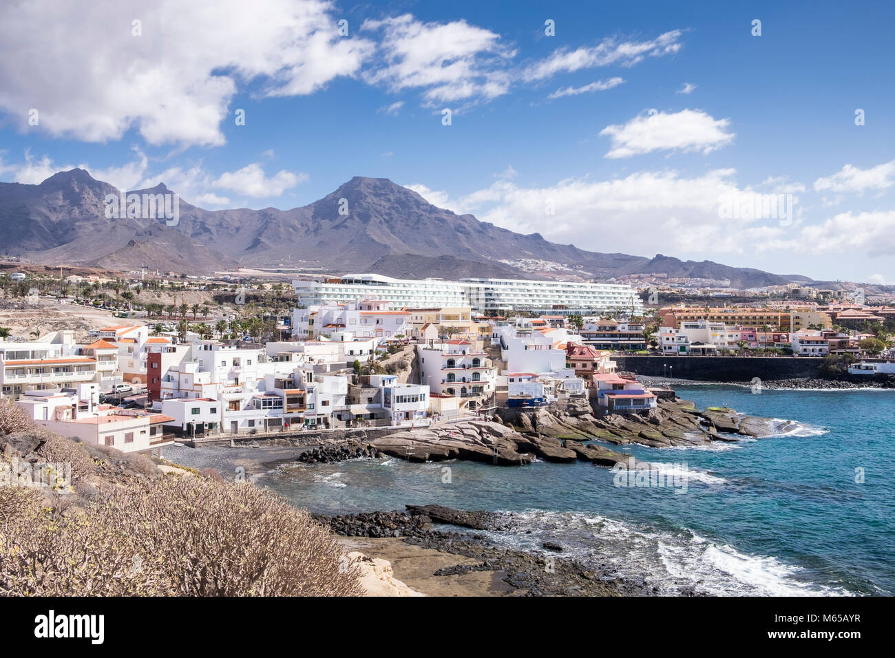 La Caleta village et nouvel hôtel Corales Suites Resort surplombant le village, Roque del Conde en arrière-plan, Costa Adeje, Tenerife, Canary Island Banque D'Images