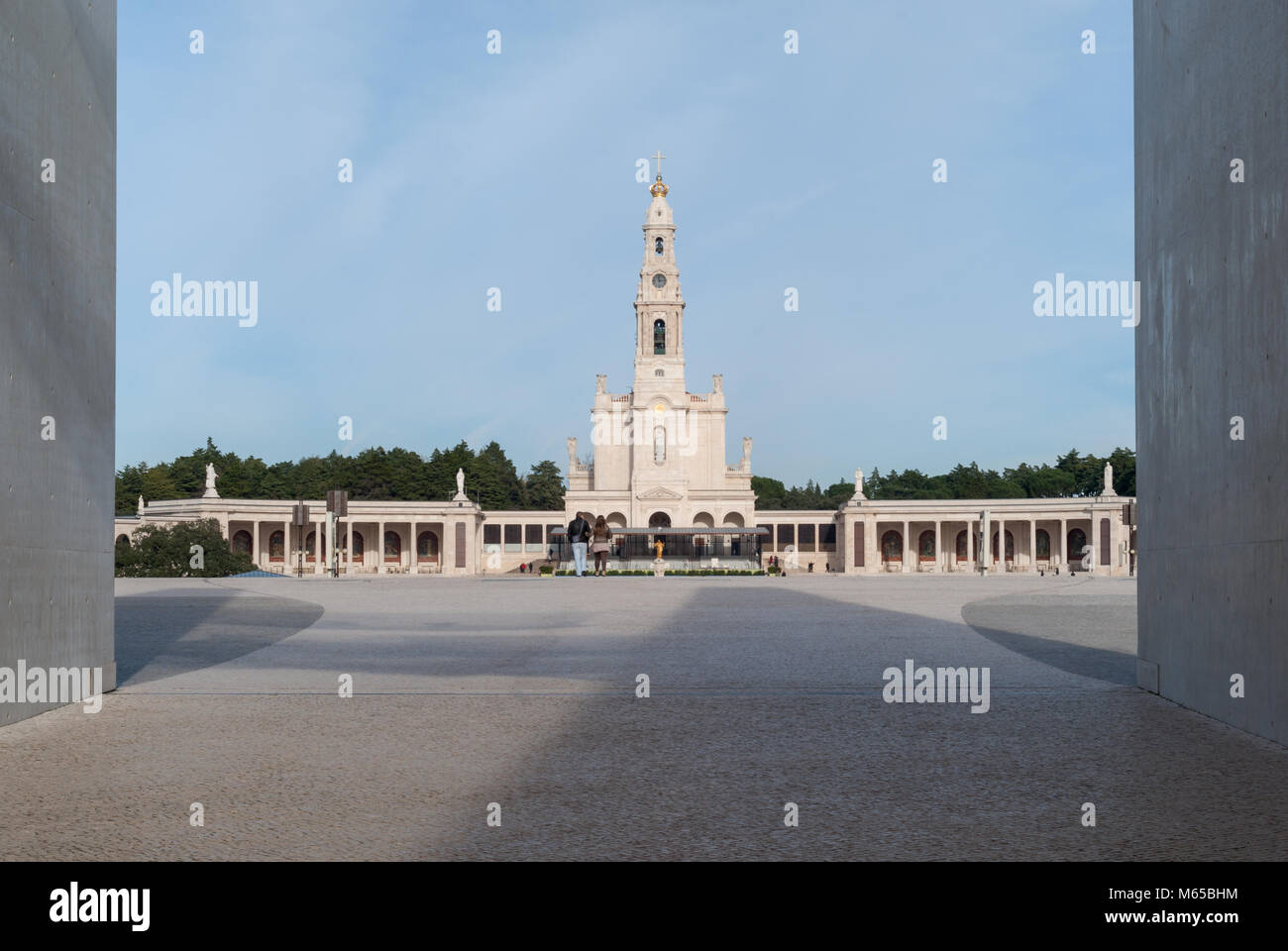 Basilique Notre Dame du Rosaire de Fatima vu de la nouvelle église de la Très Sainte Trinité Banque D'Images