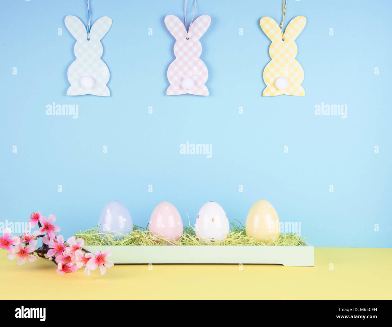 Composition pâques créatives avec des oeufs peints et lapin de Pâques. Banque D'Images