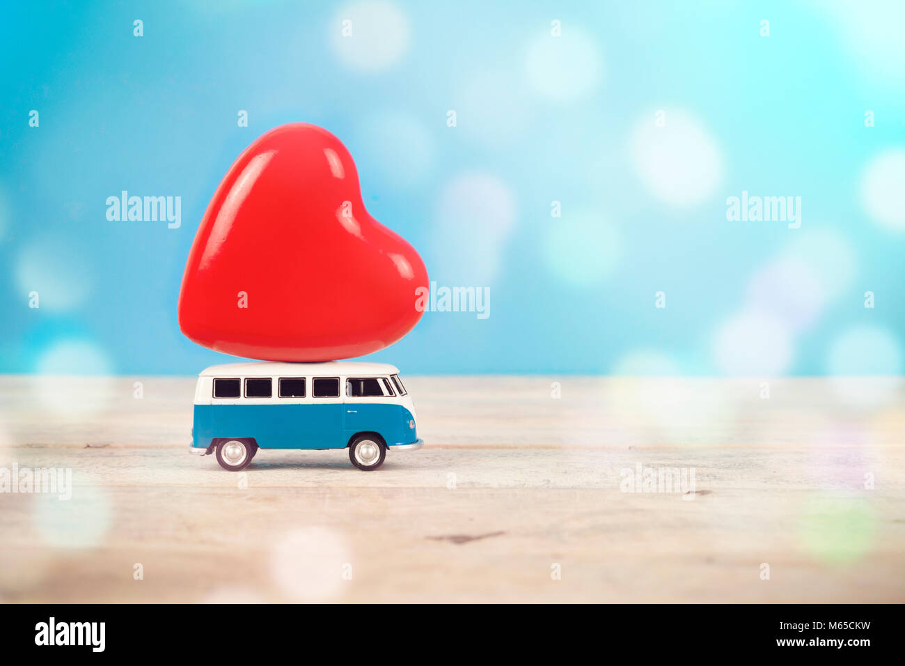 Old vintage toy van avec grand cœur rouge figure sur le dessus en fond bleu  Photo Stock - Alamy