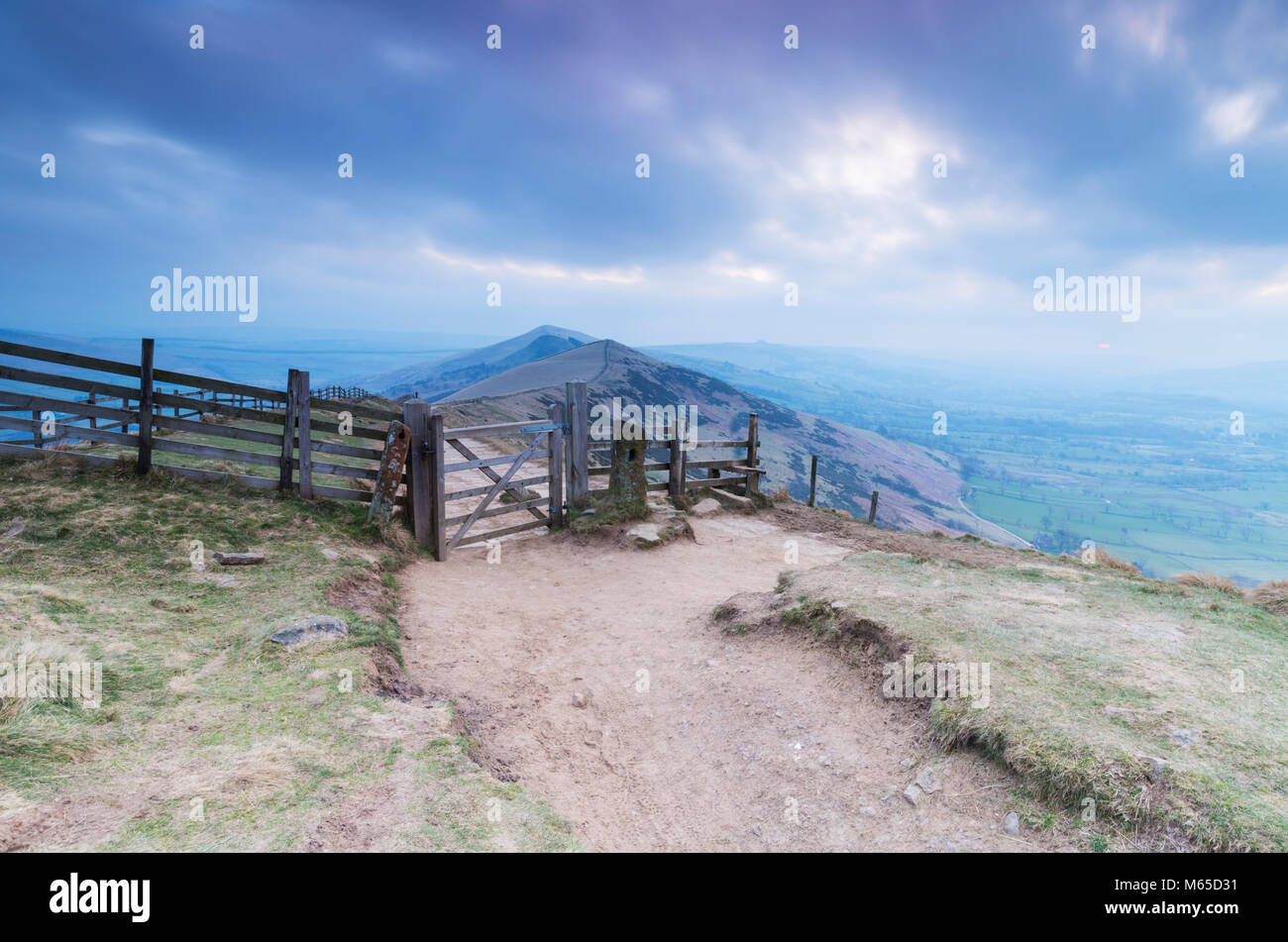 Aube naître plus de Mam Tor dans le Peak District, dans le Derbyshire Banque D'Images