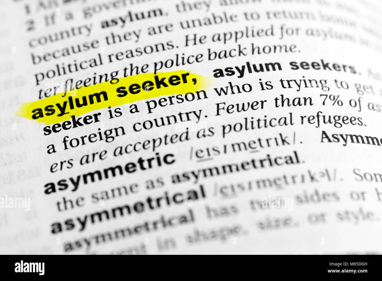Souligné mot anglais 'asile' et sa définition dans le dictionnaire. Banque D'Images