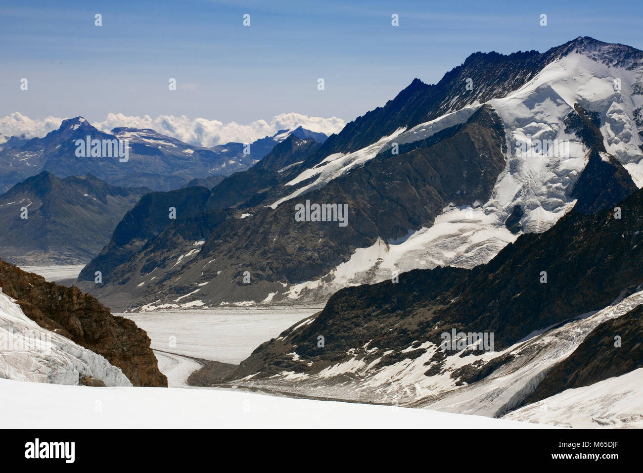 Le glacier Jungfraufirn au premier plan, et au-delà, le Grand Glacier d'Aletsch, Konkordiaplatz, et le Dreieckhorn : Canton du Valais, Suisse Banque D'Images