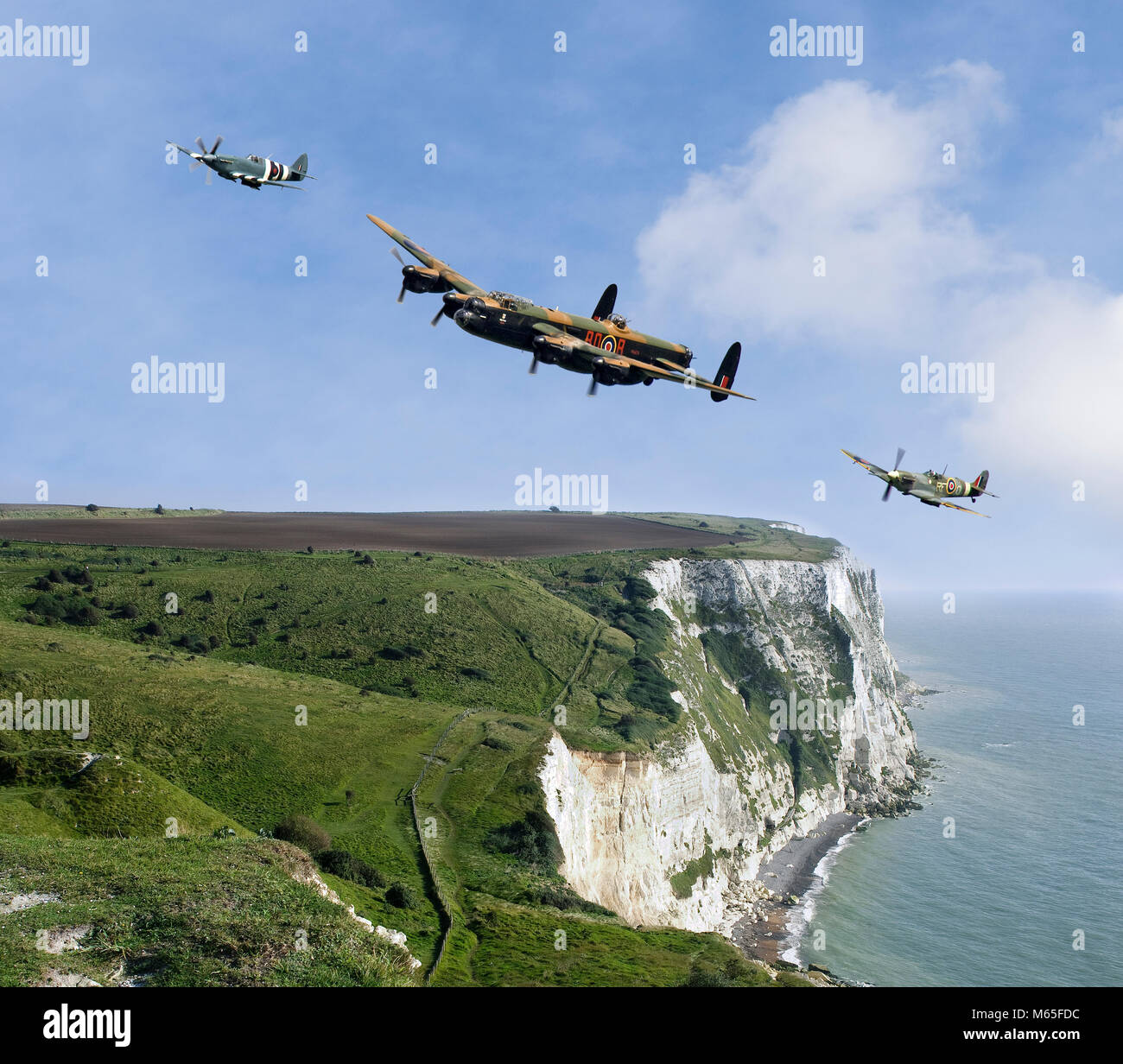 Image altérées de la seconde guerre mondiale, deux avions de chasse et bombardiers sur les falaises blanches de Douvres Banque D'Images