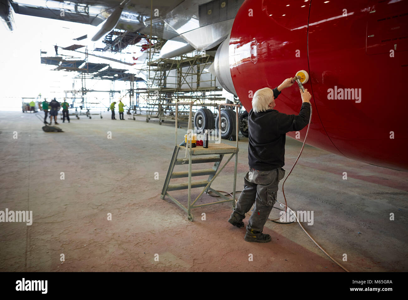 Virgin Atlantic Airbus 340-600 wide-body avion de ligne commercial de passagers reçoit une livrée repeints à l'aéroport de Manchester Banque D'Images