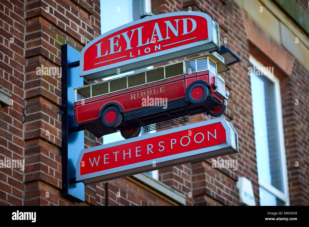 Leyland Lion Weatherspoon enseigne de pub représentant un bus de Ribble tel que construit dans le village Banque D'Images