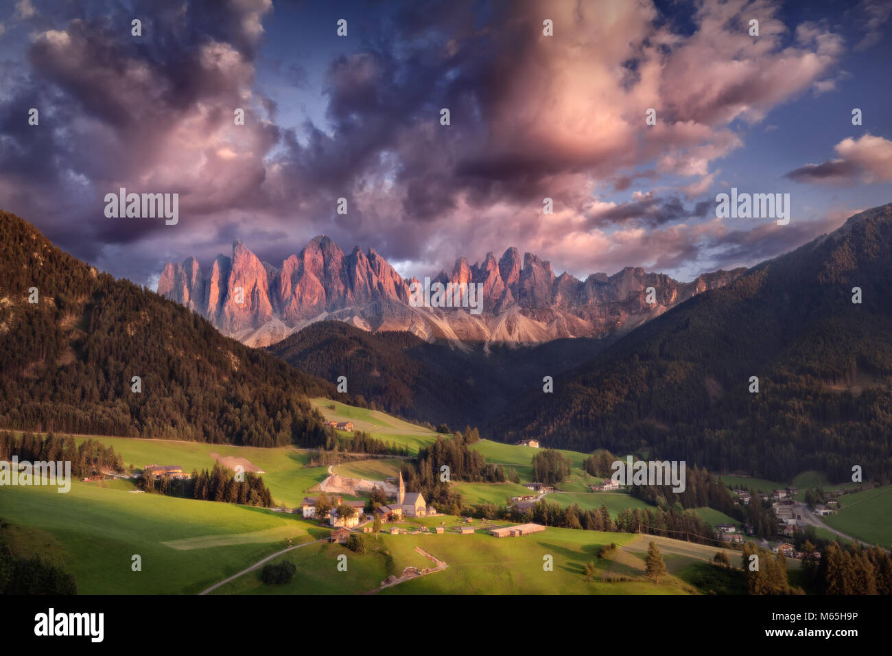 Photo de paysage idyllique village Santa Maddalena avec vue sur Odle Geisler ou haute-montagne au soleil colorés - Dolomites, Italie. Banque D'Images