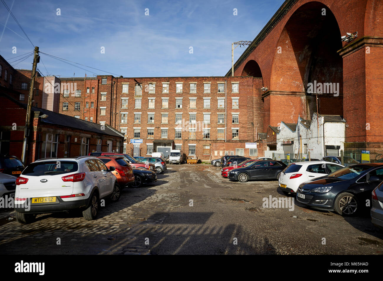 Moulin d'usure ou d'un déversoir à Stockport. L'ancienne manufacture de coton se tient sous le viaduc de Stockport Banque D'Images