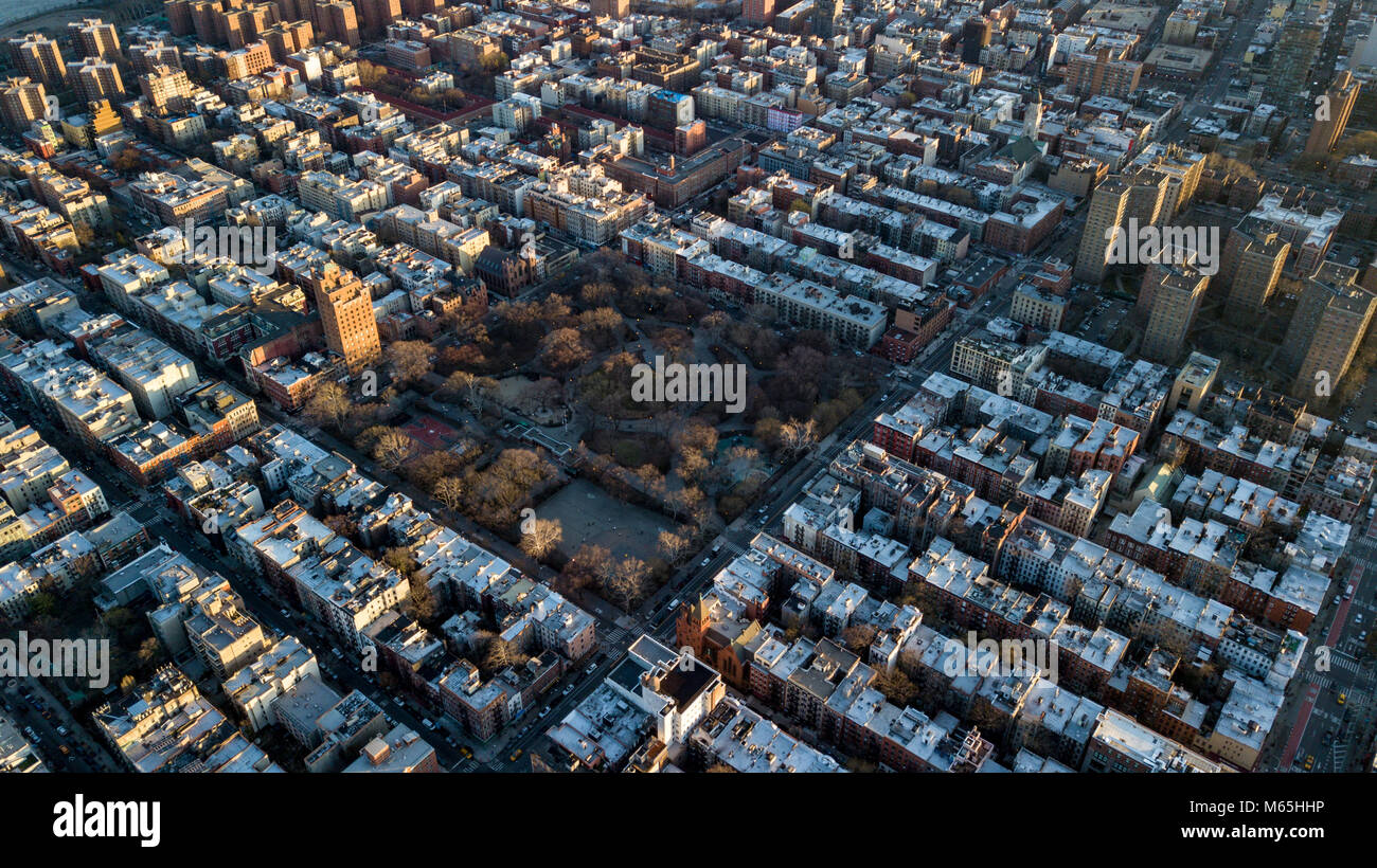 Tompkins Square Park et l'East Village, construction, Manhattan, New York, USA qui menait Banque D'Images