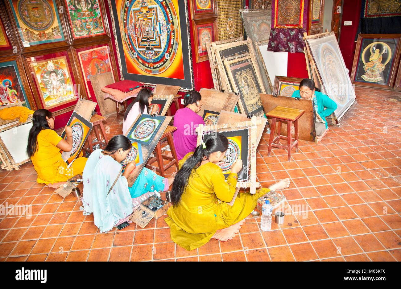 BHAKTAPUR, NÉPAL - 20 MAI 201 : peu d'étudiants travaillant en classe dans une véritable école de peinture Thanka dans Bhaktapur, Népal le 20 mai 2013. C'est un Banque D'Images