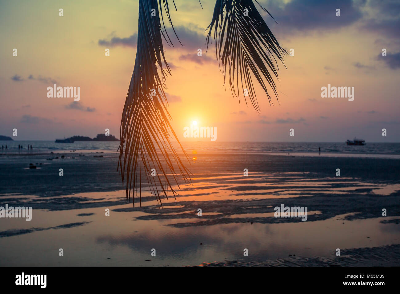 L'heure du coucher du soleil sur la plage de la mer tropicale. Banque D'Images