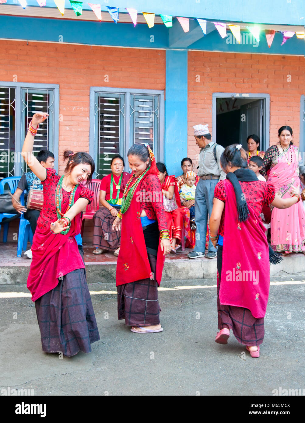 POKHARA, NÉPAL-mai 25. 2013 : Une des femmes népalaises en danse traditionnel au cours de la Népal Bouddha Jayanty holidey public le 25 mai 20 Banque D'Images