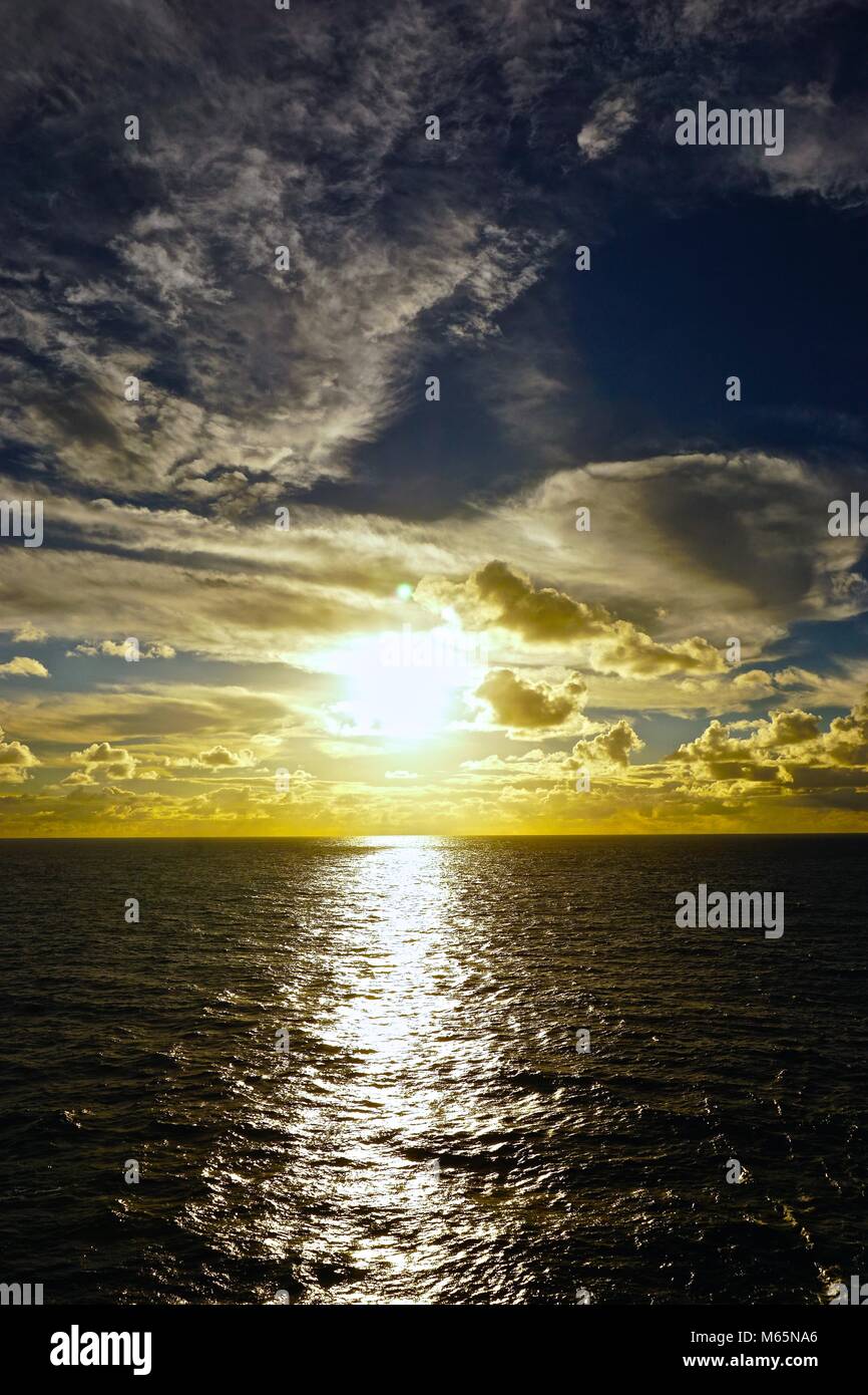 Nuit coucher de soleil sur l'océan avec nuages avant l'orage Banque D'Images