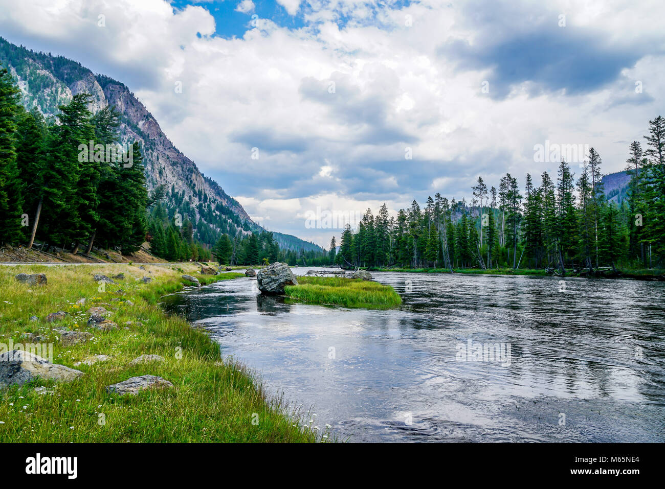 La Firehole River qui traverse le parc national de Yellowstone, dans le nord du Wyoming. Banque D'Images