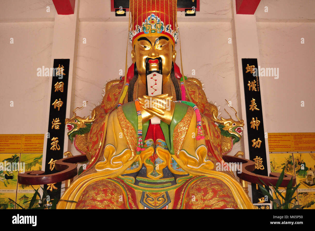 Temple chinois, Dieu Fu, dieu de la fortune et de la joie, de la Couronne, de magnifiques vêtements, trône en bois, le roi Rama IV Royal Park, Pattaya, Thaïlande Banque D'Images