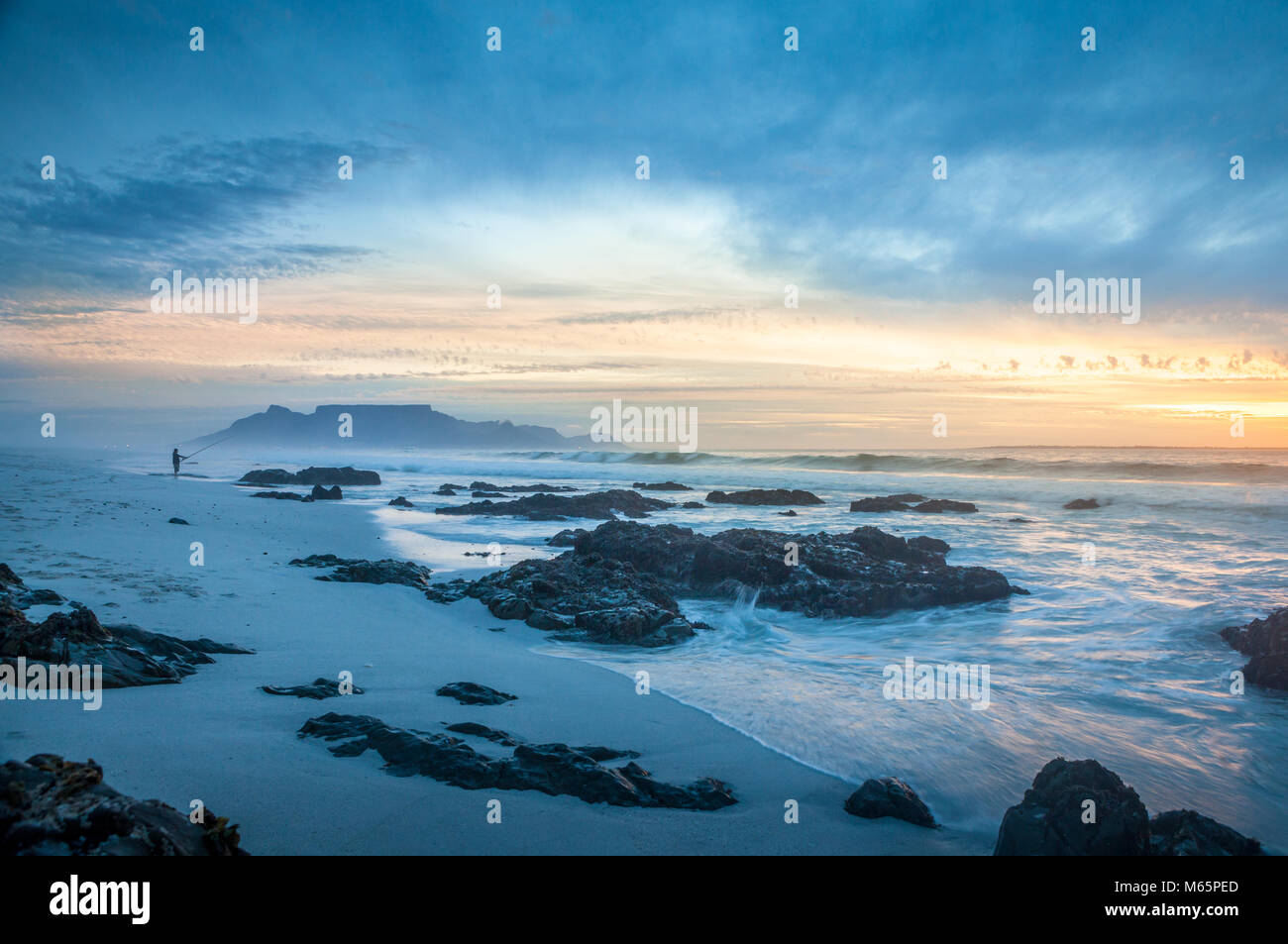 Vue panoramique sur la montagne de la table au Cap en Afrique du Sud, du blouberg Banque D'Images