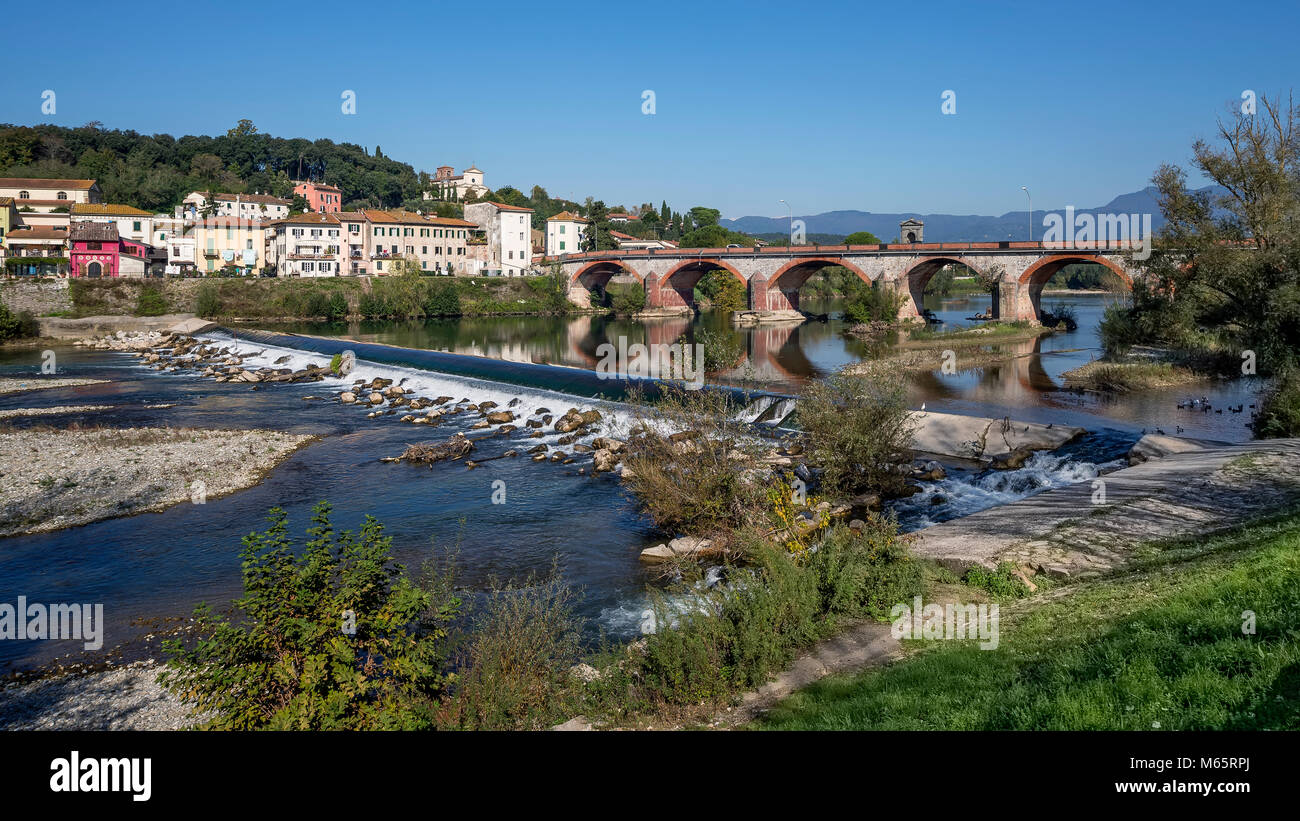 Le parc fluvial sur le fleuve Serchio à Lucca, Toscane, Italie Banque D'Images