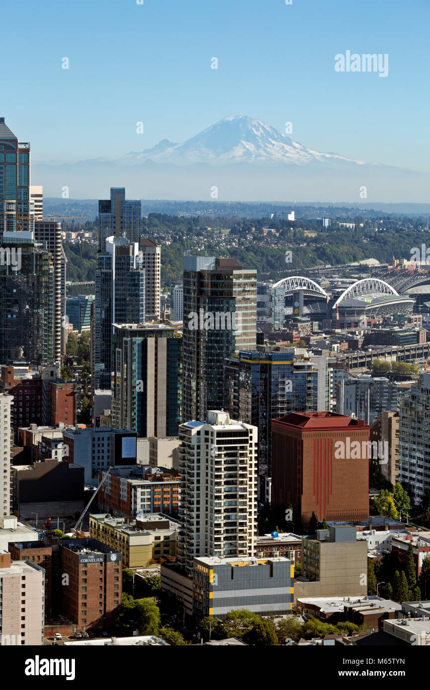 WA13791-00...WASHINGTON - vue sud depuis la terrasse d'observation sur la Space Needle, y compris les gratte-ciel du centre-ville de Seattle, 2017 Banque D'Images